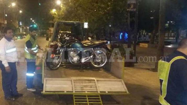 Por evadir control remisero atropelló a un agente de Trnsito