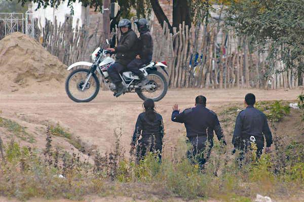 Tras agredir a su concubina tiroacute su bebeacute a los policiacuteas para poder huir y resistioacute a punta de cuchillo
