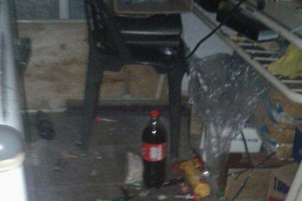 Deacutecimo robo y destrozos al quiosco  del colegio Pedro Francisco de Uriarte 
