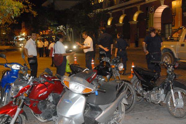 Un remisero atropelloacute a un inspector de Traacutensito Municipal para evadir operativo 