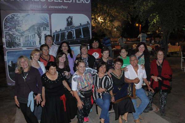 Abuelos tucumanos eligieron Santiago  para recrearse y mostrar sus dotes artiacutesticos