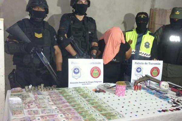 Secuestran 100 ravioles de cocaiacutena y 23000 en un barrio