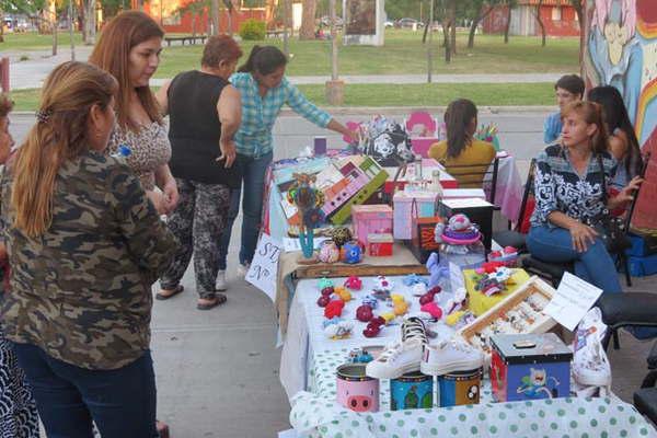 Mujeres en la primera feria de emprendedoras con notable acompantildeamiento de la comunidad