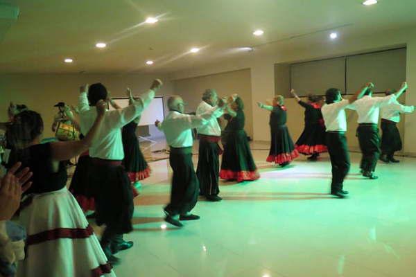 Con gran eacutexito se desarrolloacute el evento solidario del grupo cultural Amanecer