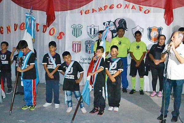 Con una concurrida ceremonia realizaron la  apertura a la Liga de Fuacutetbol Infantil en Antildeatuya
