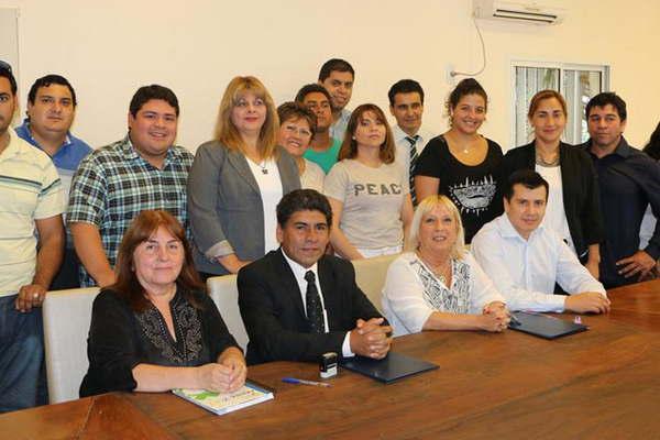 Humanidades firmoacute un convenio con comisioacuten municipal de Aacuterraga
