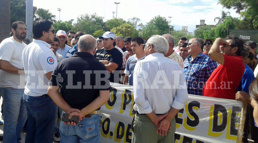 Taxistas rechazaron propuesta de tarifa y marcharon hasta la Municipalidad