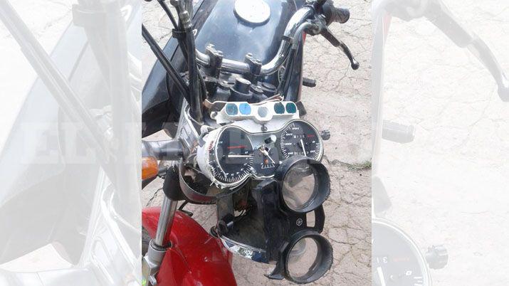 Derrapoacute con su moto y sufrioacute heridas de consideracioacuten