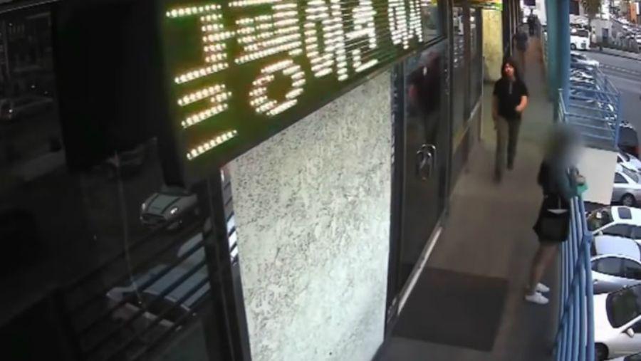 Impactante- hombre ataca a una mujer a martillazos