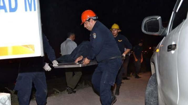 Caminaba por la ruta lo chocoacute una camioneta y murioacute en el acto