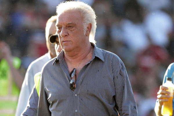 Internaron a Alfio Basile que sufrioacute una parestesia  