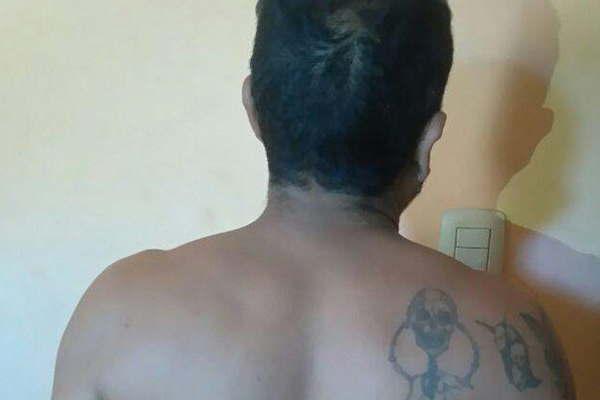 Atacoacute con un cuchillo a un joven para robarle su motocicleta