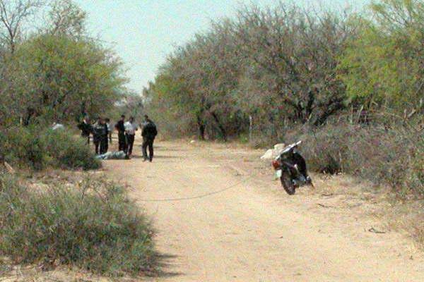 Perdioacute el control de su moto derrapoacute y murioacute en el acto