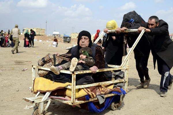 Se estima que 180000 civiles ya huyeron de Mosul mientras sigue el avance para expulsar al EI