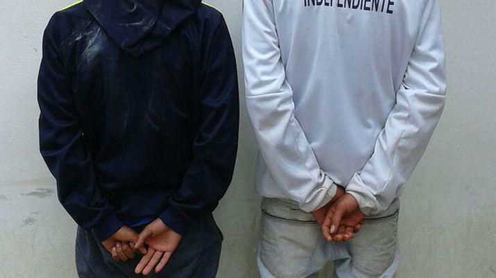 Se llevaban dos balanza dos garrafas y fueron detenidos