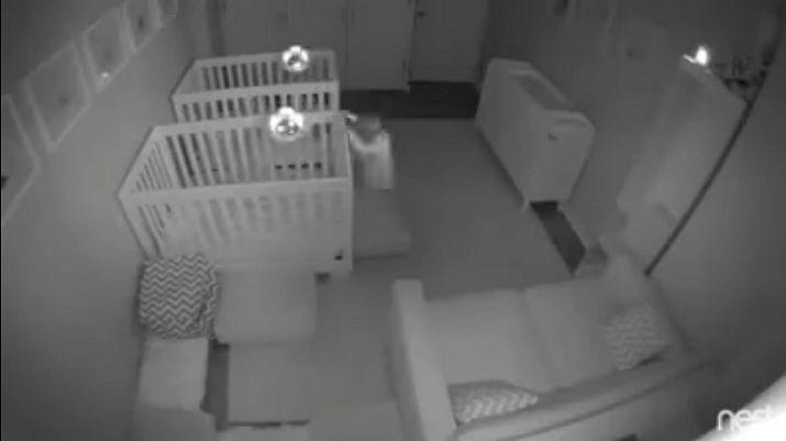 Las travesuras nocturnas de unos bebeacutes que sus padres desconociacutean