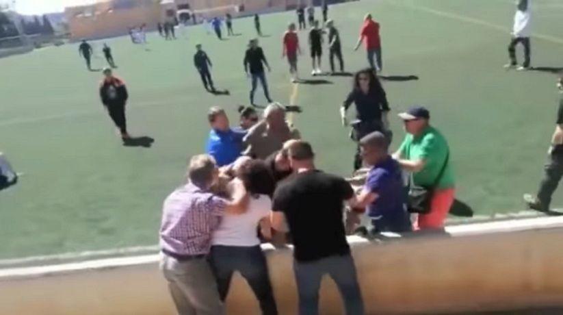 Brutal pelea de padres durante un partido de fuacutetbol infantil