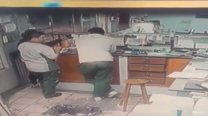 Video- Fue a robar un negocio y fue sorprendido por una mujer policiacutea
