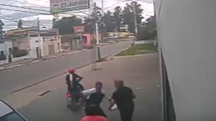 VIDEO  Asiacute asaltaron dos motochorros a una mujer