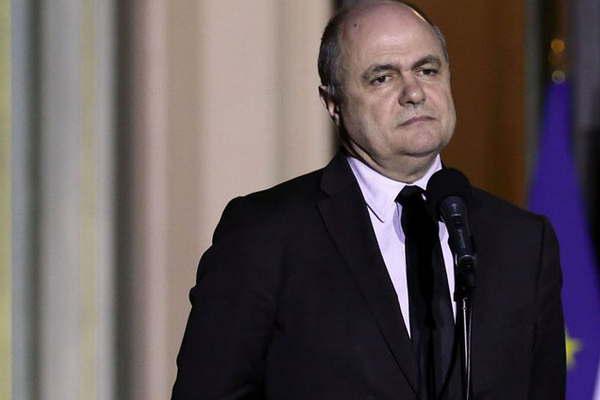 Renuncioacute un ministro franceacutes que contratoacute a sus dos hijas adolescentes