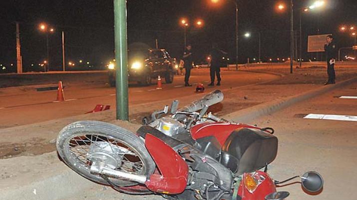 Un joven resultoacute con heridas de gravedad al colisionar con su moto