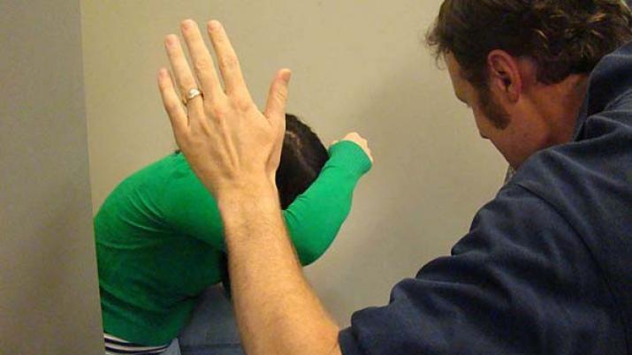 Quedoacute detenido por golpear y amenazar a su mujer