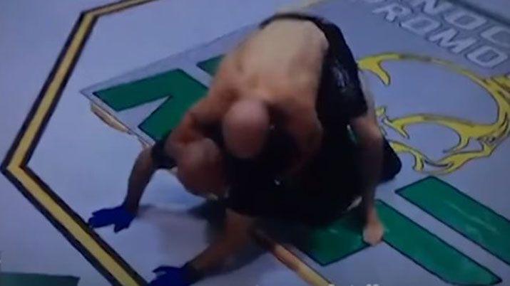  Luchador de MMA estranguló al �rbitro tras ser noqueado