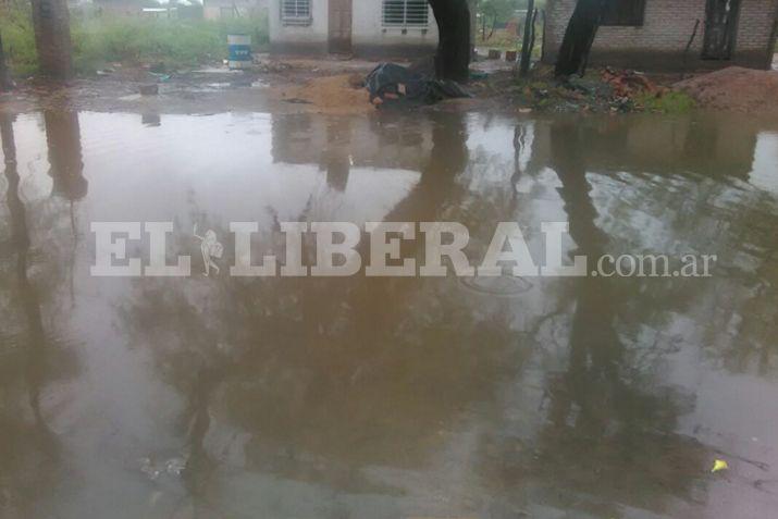 La lluvia provocó anegamientos en diferentes sectores de Añatuya como en la imagen en el barrio La Leñera