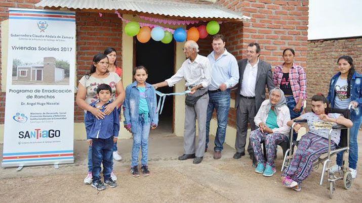 Entregan viviendas sociales a familias del departamento Loreto