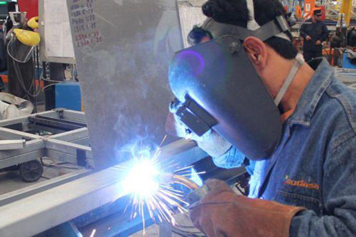 El Índice de Producción Industrial (IPI) de FIEL registró en febrero un retroceso del 95-en-porciento- respecto del mismo mes del año anterior