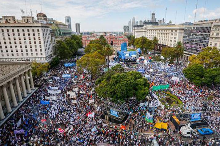 Multitudinaria marcha docente en Plaza de Mayo