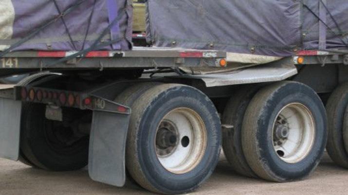 Ruta 98- volcoacute un camioacuten cargado con piedras