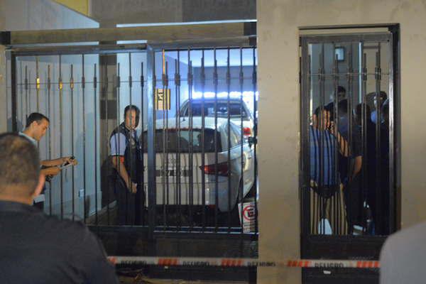 Pericias al automoacutevil de un policiacutea- Hay indicios que lo ubican como sospechoso