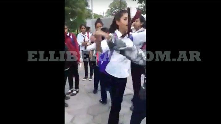Brutal pelea entre alumnas de un colegio en Quimiliacute