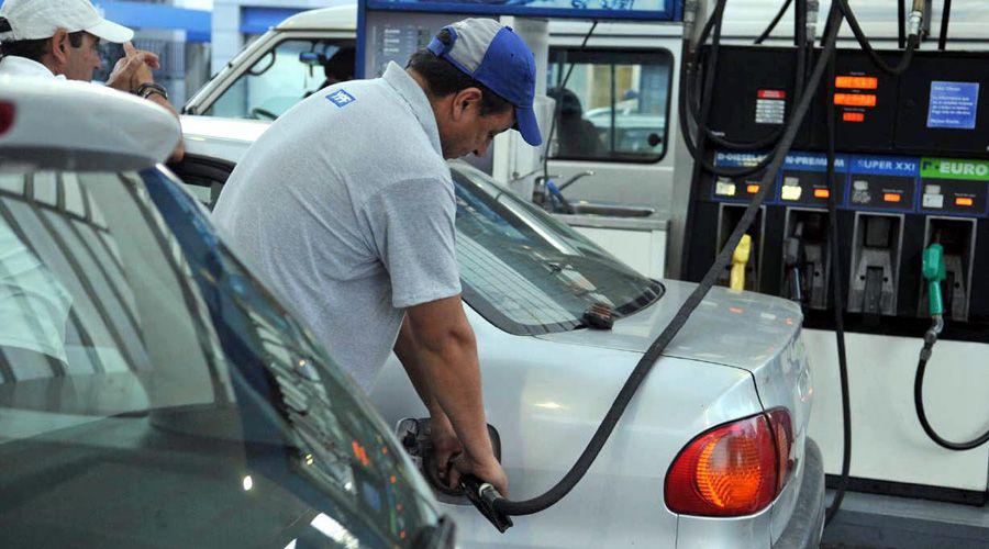 Estaciones podriacutean cobrar un plus de 50 centavos por litro de nafta