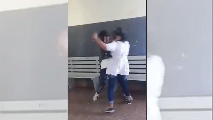  Se trenzaron a los golpes dentro de la escuela