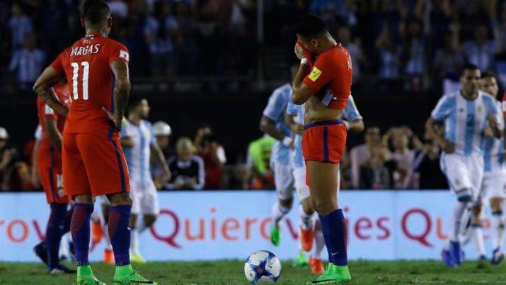 Hinchas argentinos durante el himno de Chile- El que no salta es un traidor