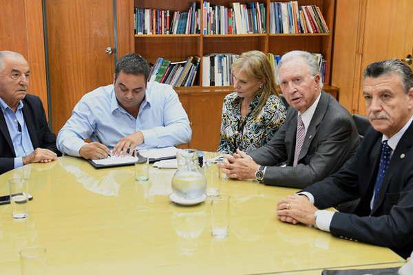 Los empleados de comercio acordaron un aumento salarial del 20-en-porciento- con claacuteusula de revisioacuten