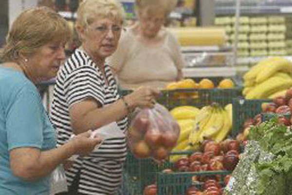 Para el Indec una familia tipo necesitoacute 13673 en febrero para no caer en la pobreza