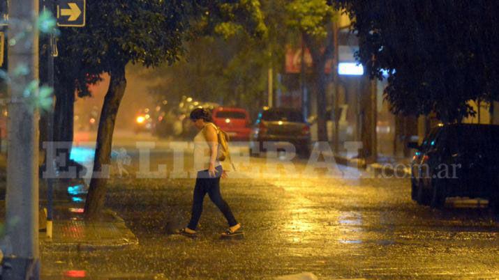 Segn el SMN se esperan chaparrones para esta noche Foto- Archivo