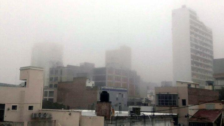 Una densa niebla sorprendioacute a los santiaguentildeos