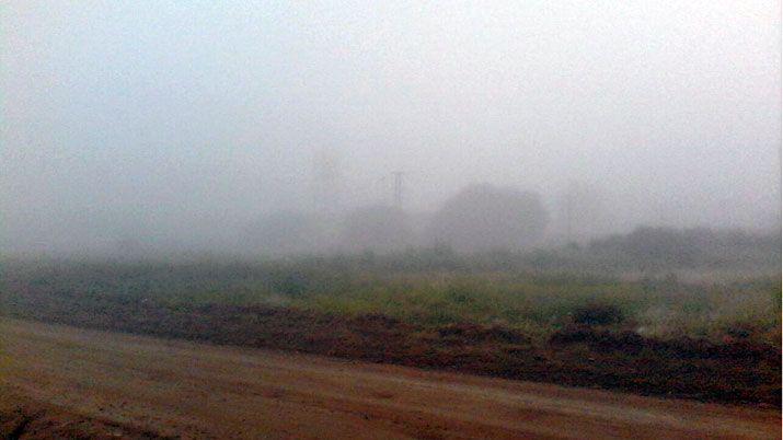 Una densa niebla sorprendioacute a los santiaguentildeos