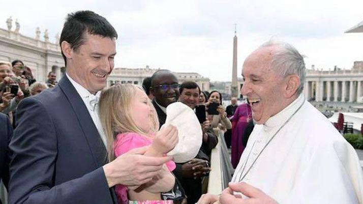 Una nintildea de 3 antildeos le roboacute el solideo al Papa Francisco