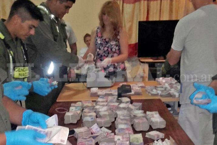 Gendarmeriacutea secuestroacute camioneta con maacutes de 4 millones en doacutelares y pesos