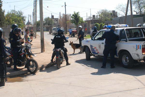Atacan a tiros a una mujer que se resistioacute al robo de un celular y los denuncioacute