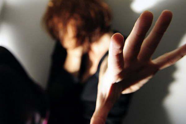 Acusan a profesor de manosear y besar a alumna de 12 antildeos