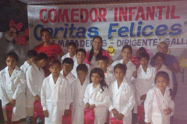 Uatre y Osprera entregaron guardapolvos a los chicos de un merendero del barrio Matadero