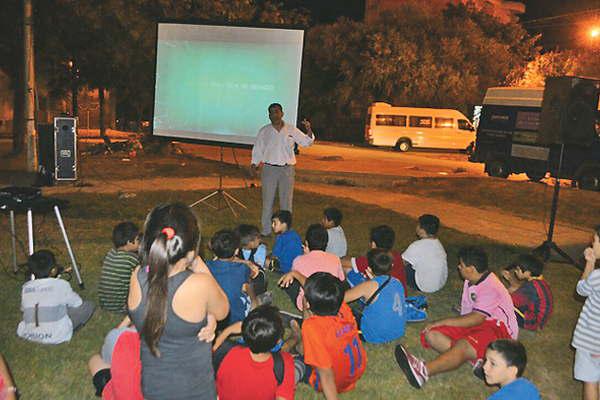 Nintildeos y adolescentes del barrio Agua Santa disfrutaron de una peliacuteculas del Cine Moacutevil 