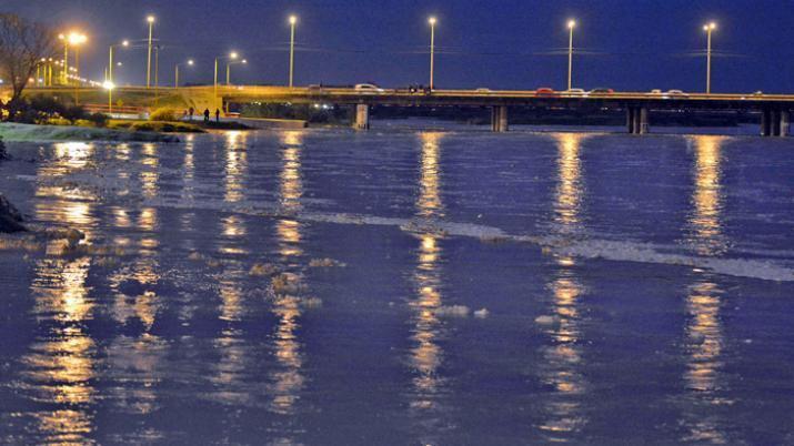 Una pareja que se bantildeaba en el riacuteo Dulce alertoacute a la policiacutea