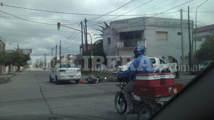Un fuerte choque entre moto y remis deja un herido
